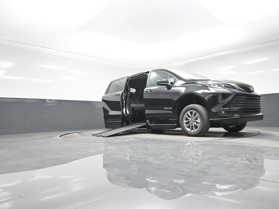 Black Toyota Sienna image number 16