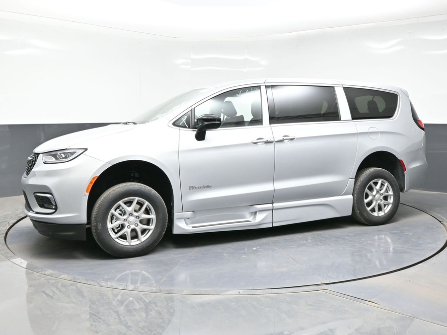 New 2026 Chrysler Pacifica Select Safety - BraunAbility Side Entry Fold Out Automatic Ramp