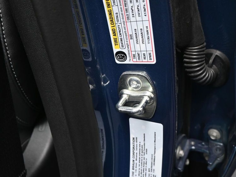 Blue Chevrolet Traverse image number 13