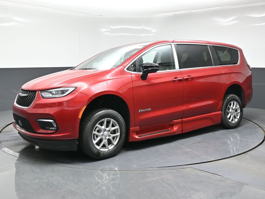 New 2026 Chrysler Pacifica Select Plus - BraunAbility Side Entry In Floor Automatic Ramp