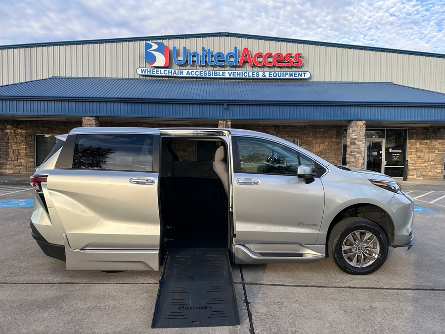 Used 2024 Toyota Sienna Hybrid LE - BraunAbility Side Entry Entry Fold Out Automatic Ramp
