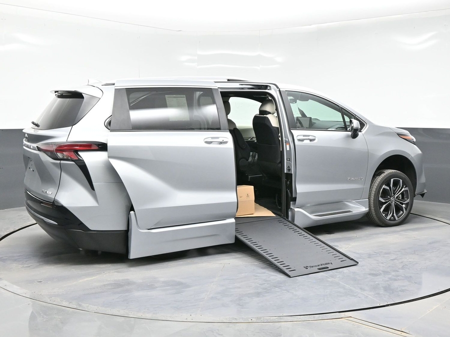 New 2025 Toyota Sienna Hybrid Platinum - BraunAbility Side Entry Entry In Floor Automatic Ramp