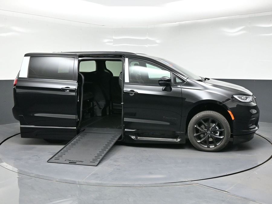 New 2026 Chrysler Pacifica Select Sport - BraunAbility Side Entry In Floor Automatic Ramp
