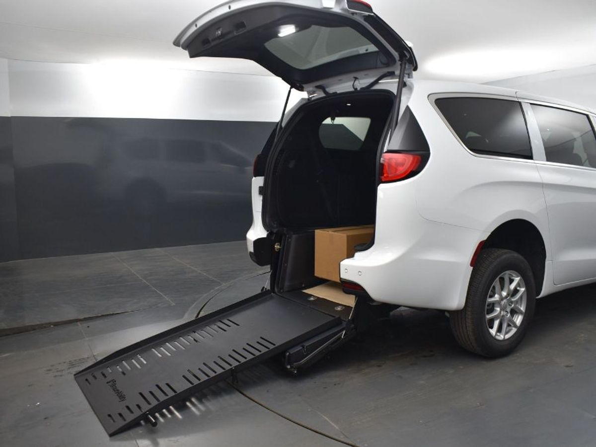 2025 CHRYSLER VOYAGER - Image 11