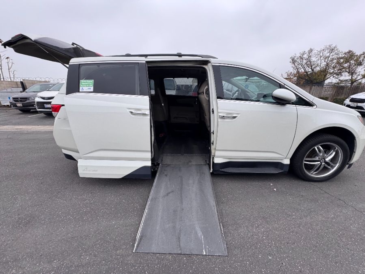 2015 HONDA ODYSSEY - Image 1