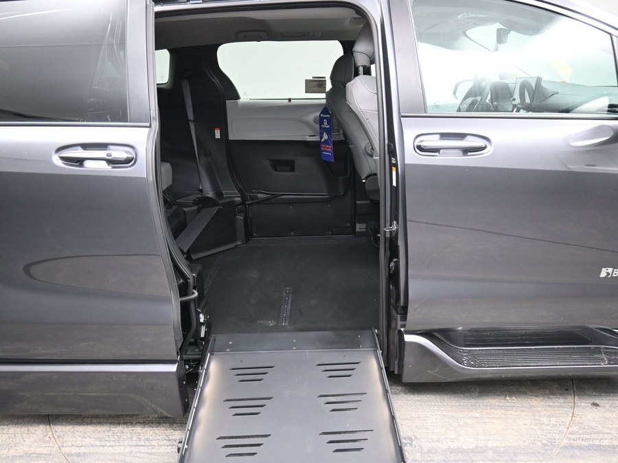 Grey Toyota Sienna image number 11