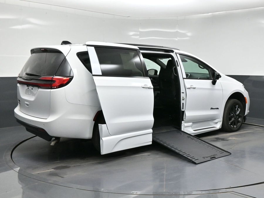White Chrysler Pacifica image number 4