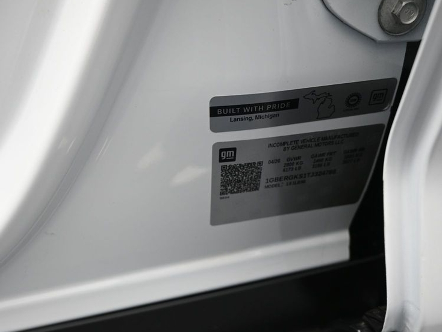 White Chevrolet Traverse image number 14