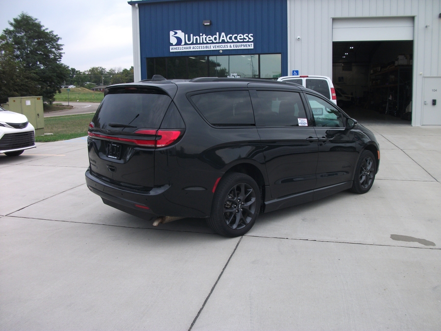 Used 2023 Chrysler Pacifica Touring L - BraunAbility Side Entry Fold Out Automatic Ramp