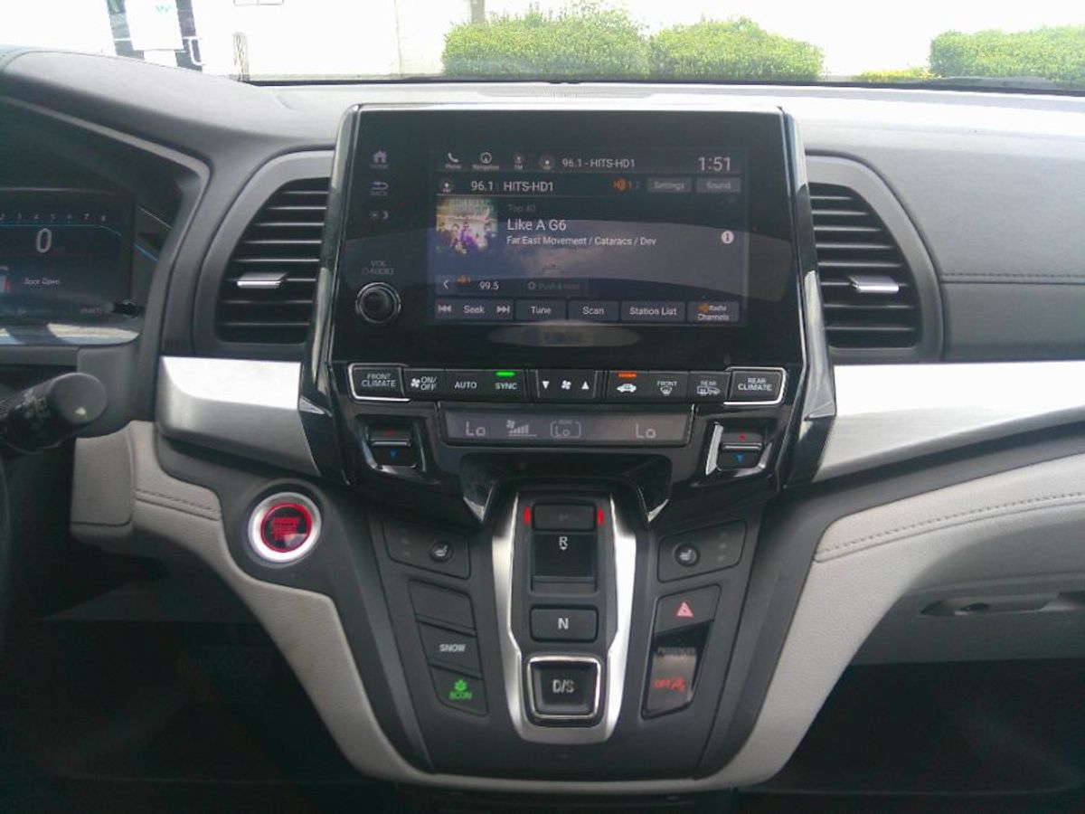 Black Honda Odyssey image number 11