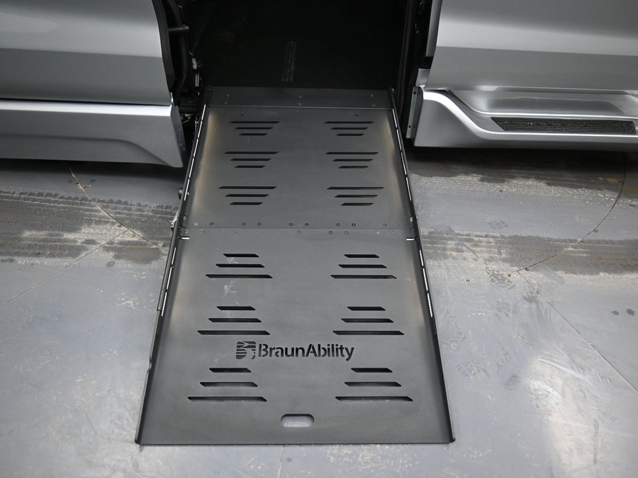 New 2025 Toyota Sienna Hybrid XLE PLUS - BraunAbility Side Entry Entry Fold Out Automatic Ramp