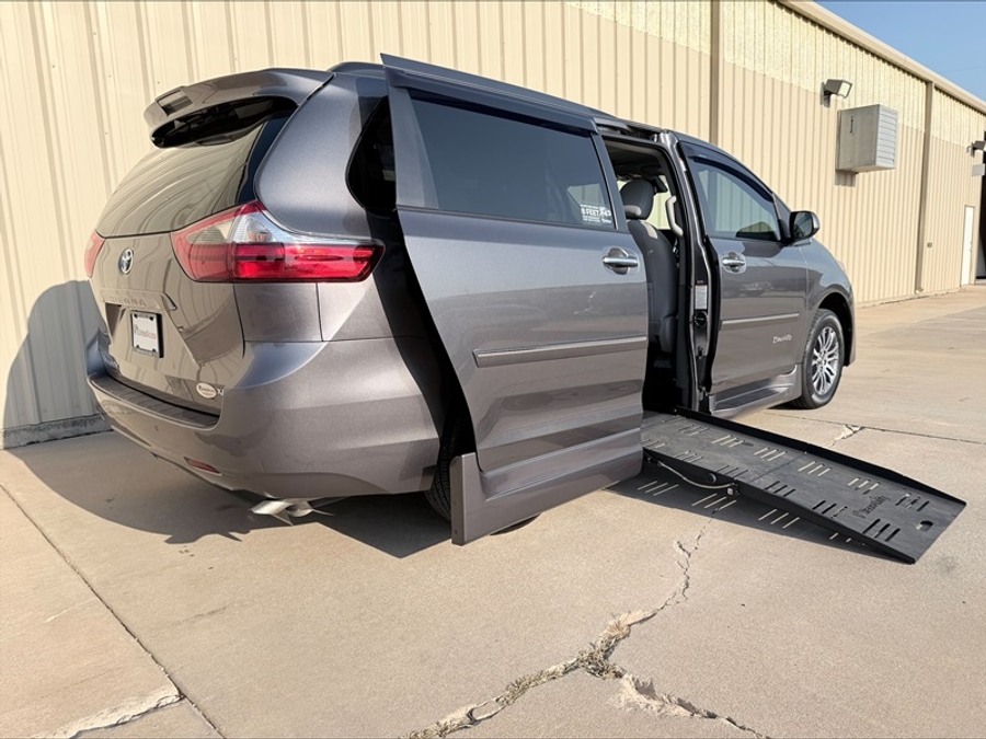 Used 2020 Toyota Sienna XLE - BraunAbility Side Entry Fold Out Automatic Ramp