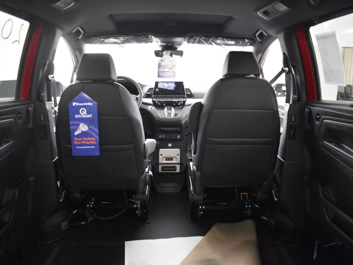 Red Honda Odyssey image number 14