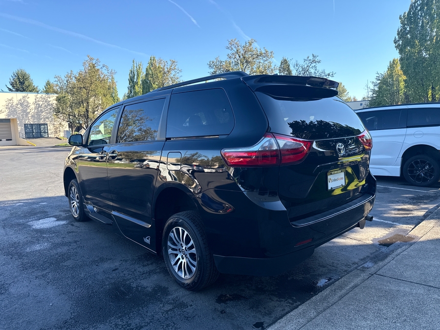 Used 2020 Toyota Sienna XLE Base - VMI Side Entry Entry In Floor Automatic Ramp