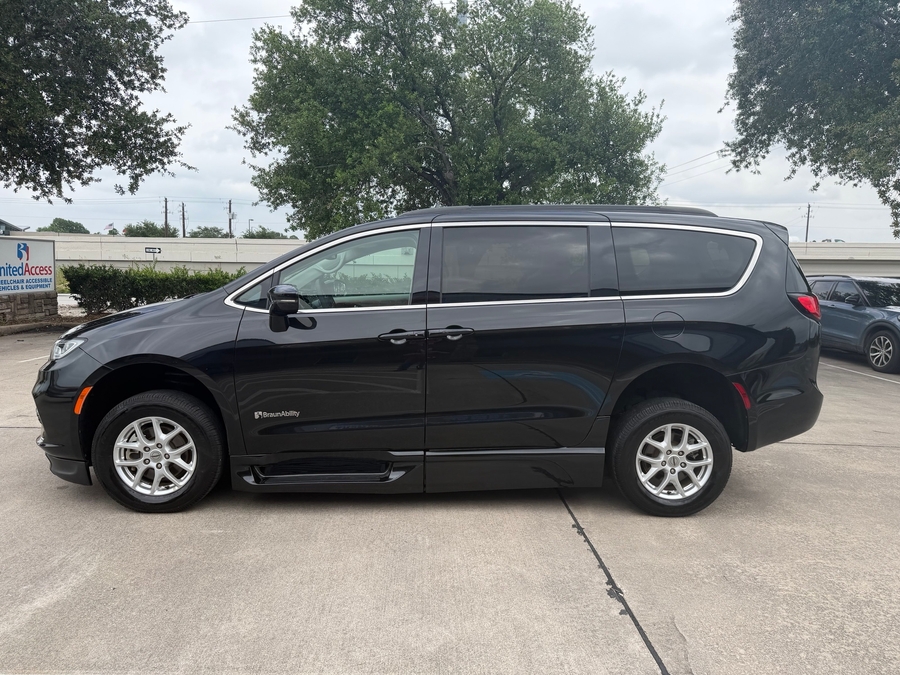 Used 2022 Chrysler Pacifica Touring L - BraunAbility Side Entry Entry In Floor Automatic Ramp