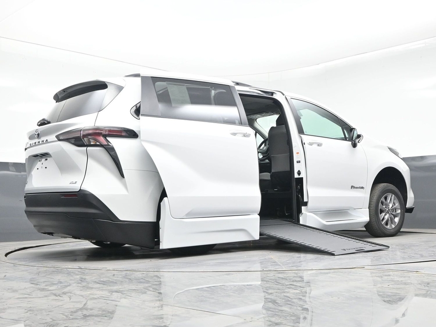 White Toyota Sienna image number 18