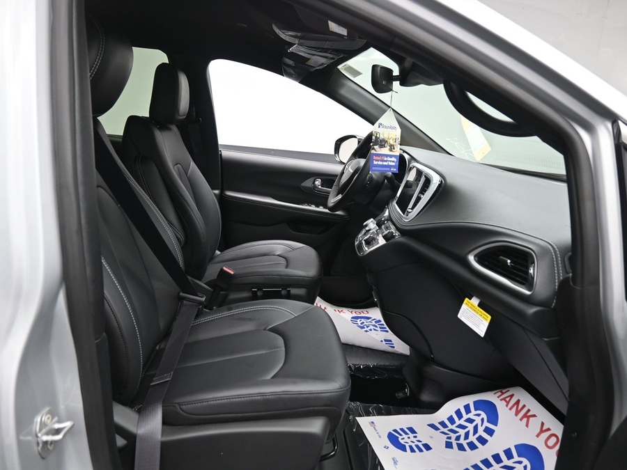 Silver Chrysler Pacifica image number 8