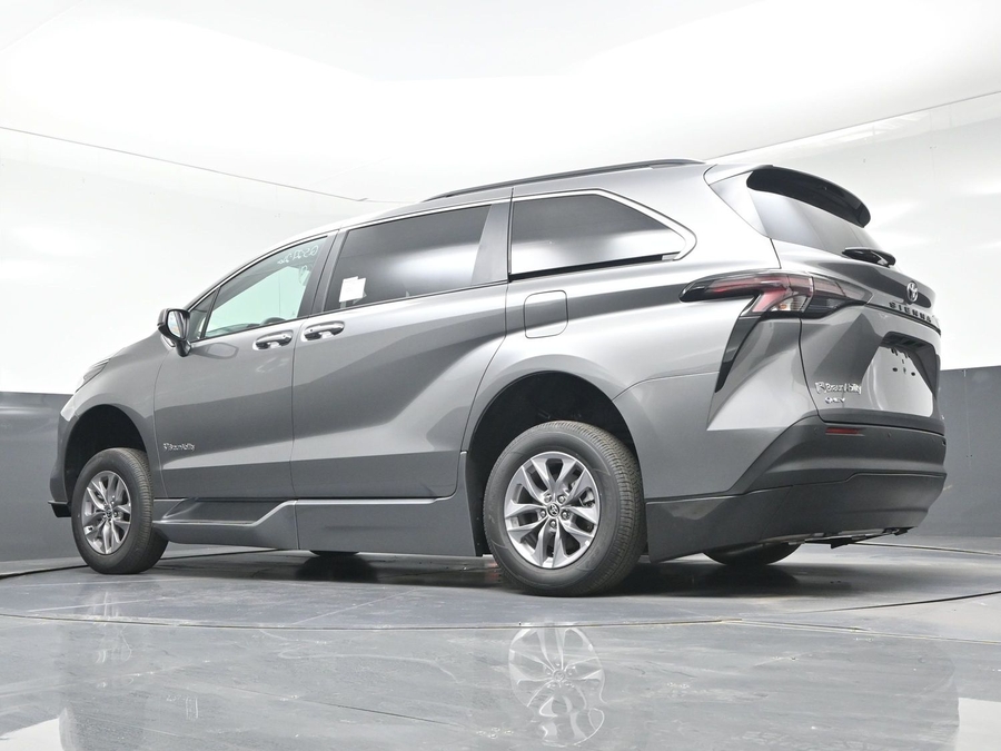 New 2026 Toyota Sienna Hybrid XLE Base - BraunAbility Side Entry Entry Fold Out Automatic Ramp