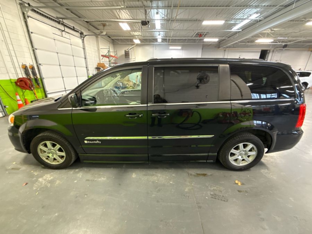 2011 CHRYSLER TOWN AND COUNTRY - Image 9