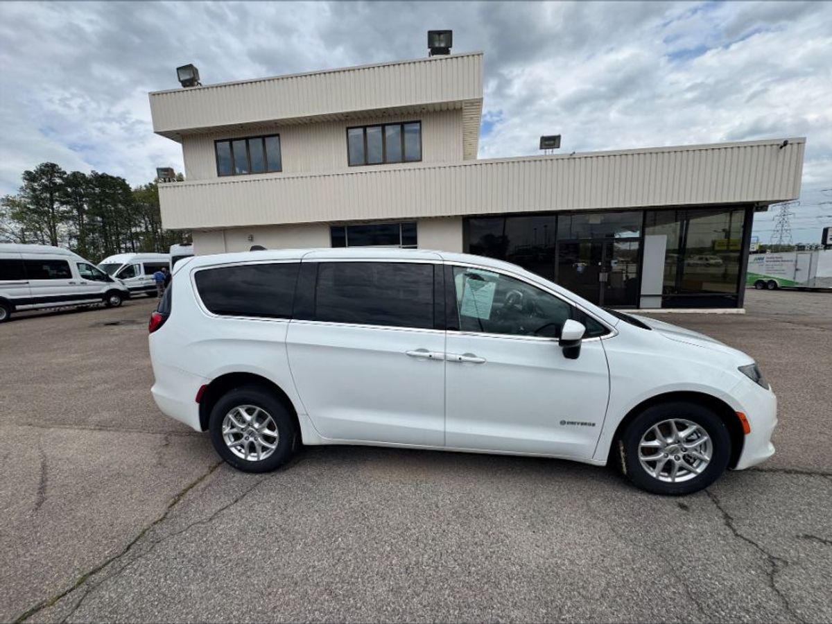 White Chrysler Voyager image number 4