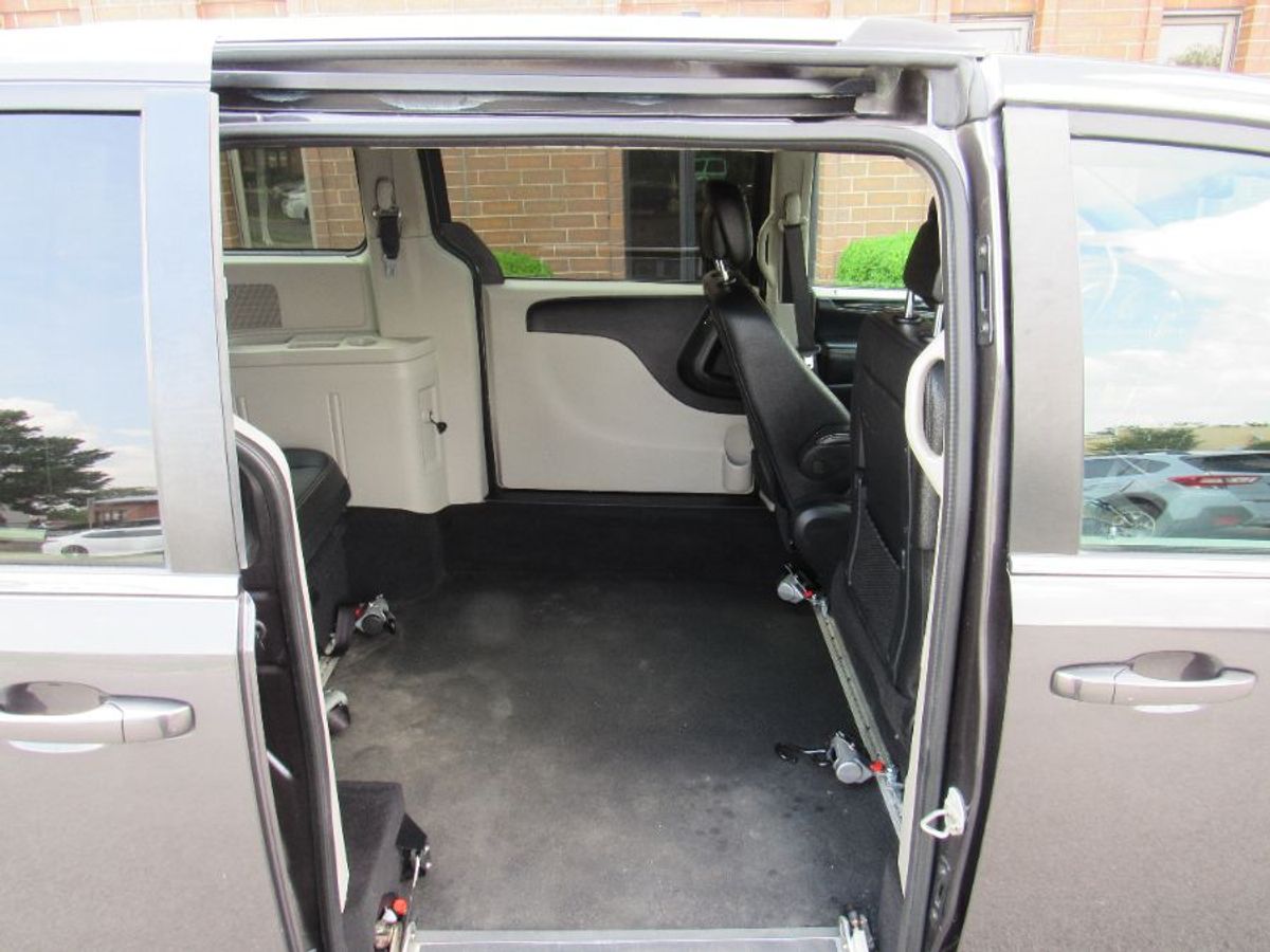 Grey Dodge Grand Caravan image number 8
