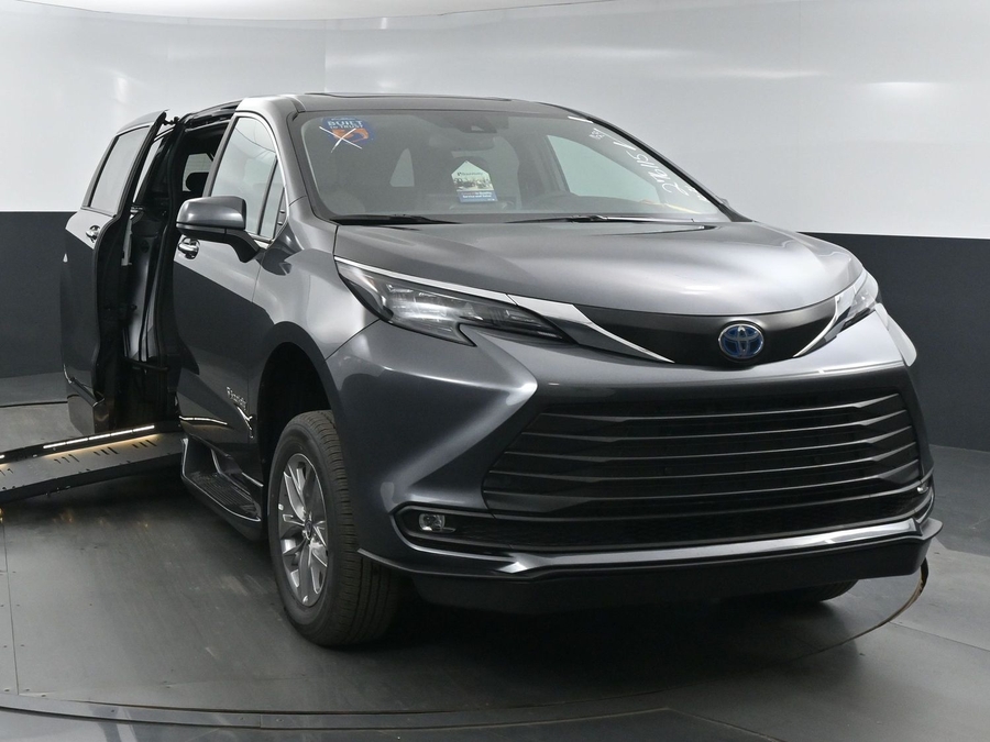 New 2025 Toyota Sienna Hybrid XLE Base - BraunAbility Side Entry Entry Fold Out Automatic Ramp