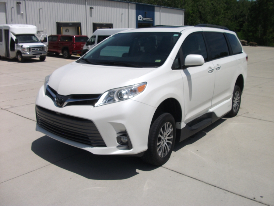 Used 2018 Toyota Sienna XLE - VMI Side Entry Entry In Floor Automatic Ramp