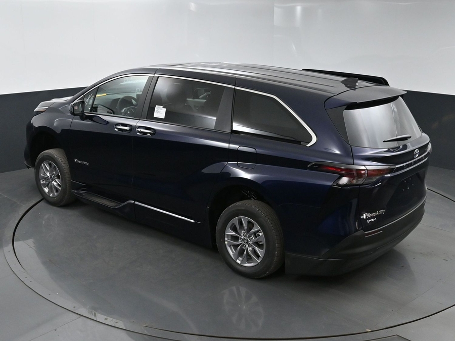 New 2025 Toyota Sienna Hybrid XLE Base - BraunAbility Side Entry Entry Fold Out Automatic Ramp