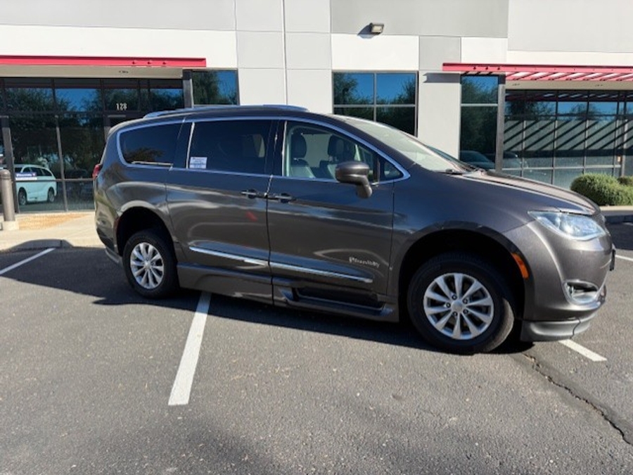 Used 2018 Chrysler Pacifica Touring L - BraunAbility Side Entry Entry Fold Out Automatic Ramp