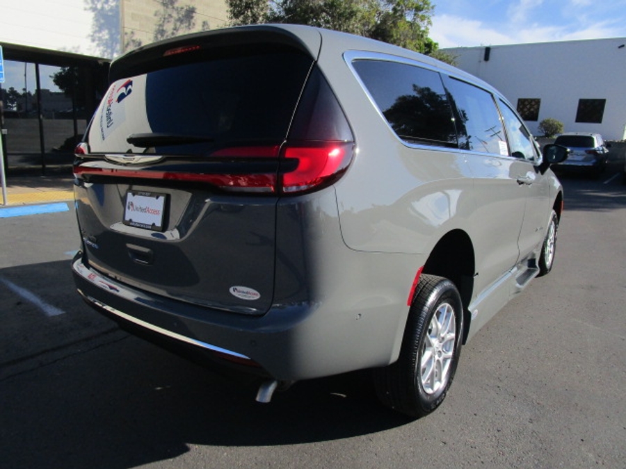 New 2025 Chrysler Pacifica Select Safety - BraunAbility Side Entry Entry Fold Out Automatic Ramp