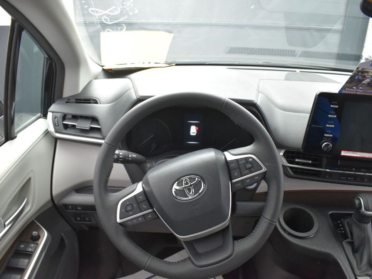 Black Toyota Sienna image number 5