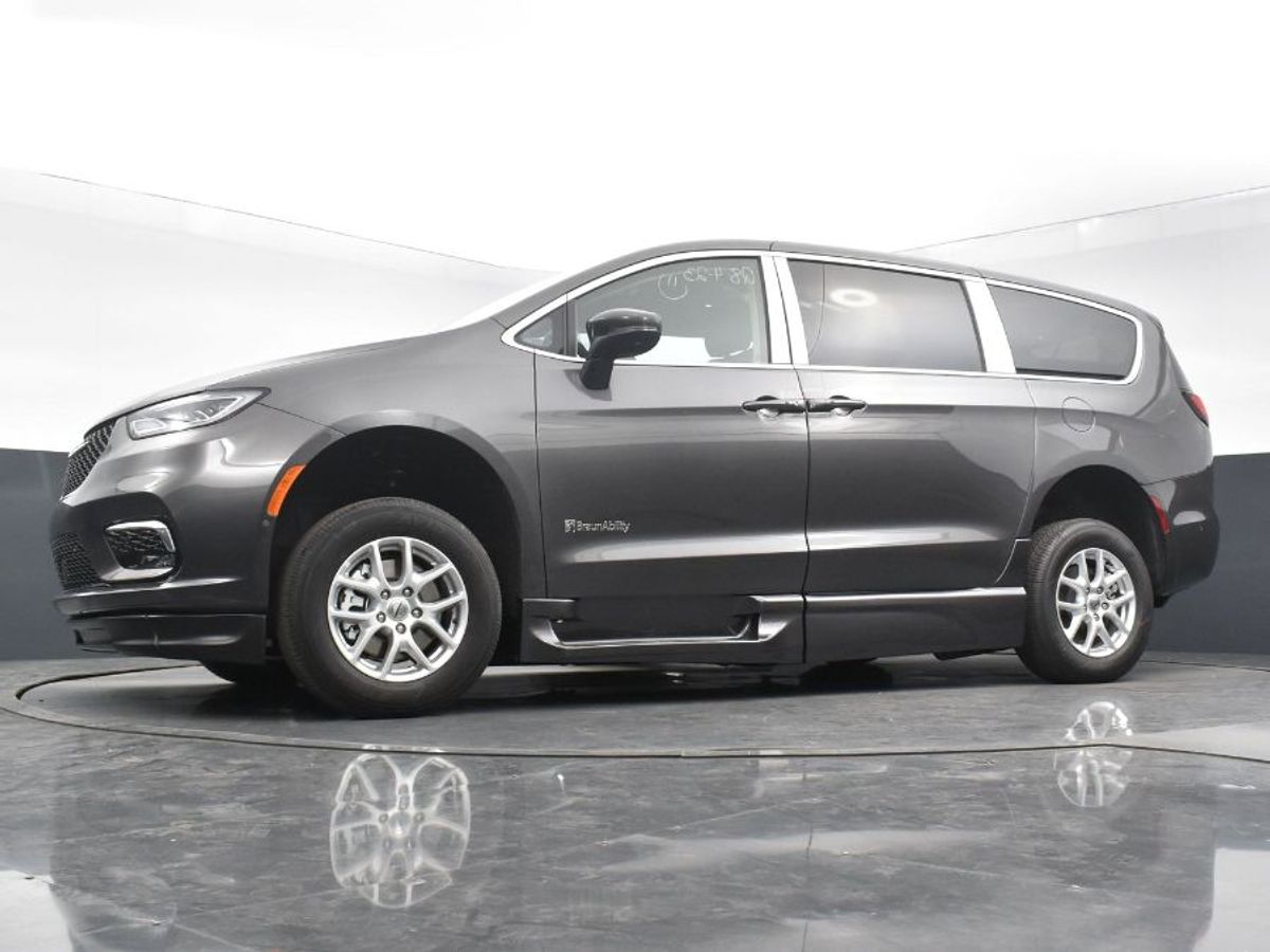Grey Chrysler Pacifica image number 10