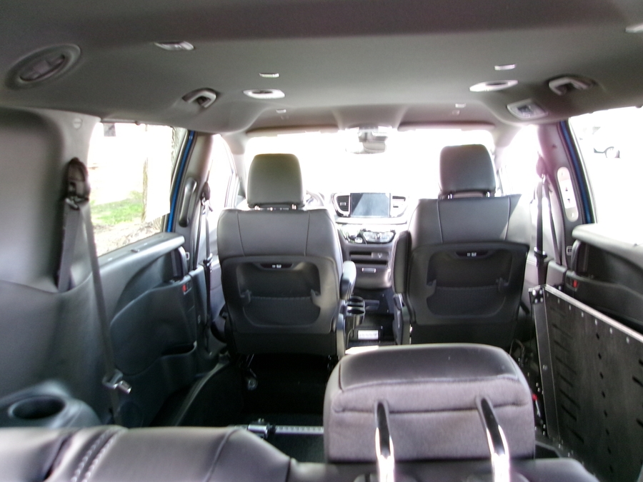 Blue Chrysler Pacifica image number 20