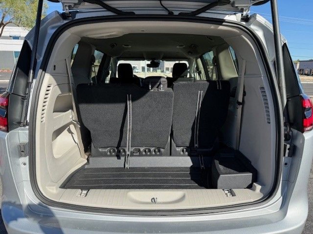 Silver Chrysler Pacifica image number 14