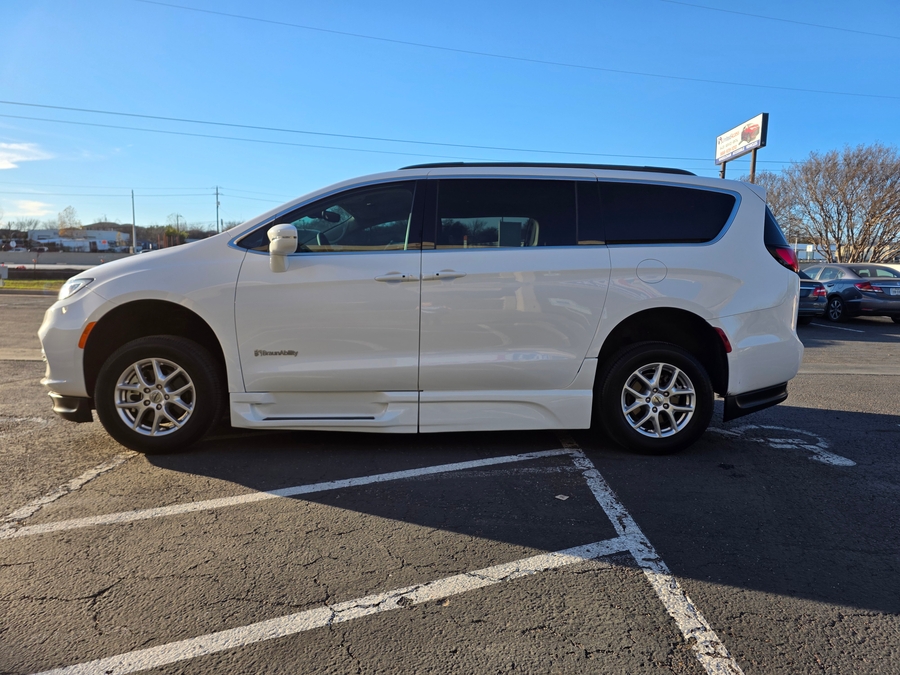 Used 2022 Chrysler Pacifica Touring L - BraunAbility Side Entry Entry In Floor Automatic Ramp