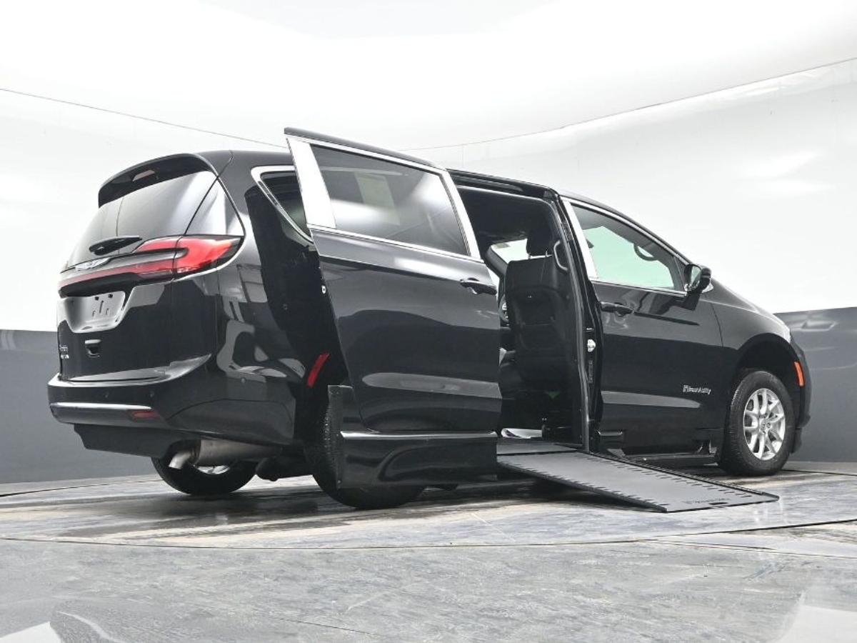 Black Chrysler Pacifica image number 21