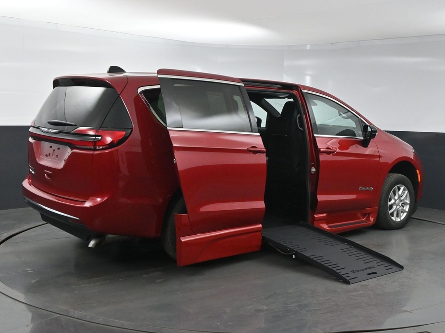 New 2025 Chrysler Pacifica Select Plus - BraunAbility Side Entry Entry Fold Out Automatic Ramp