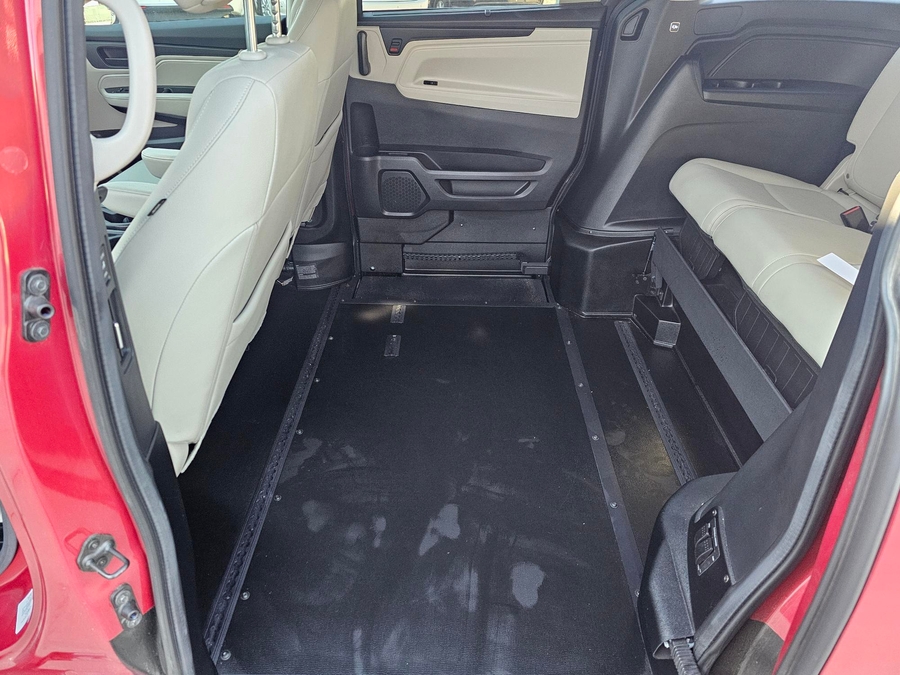 Red Honda Odyssey image number 8