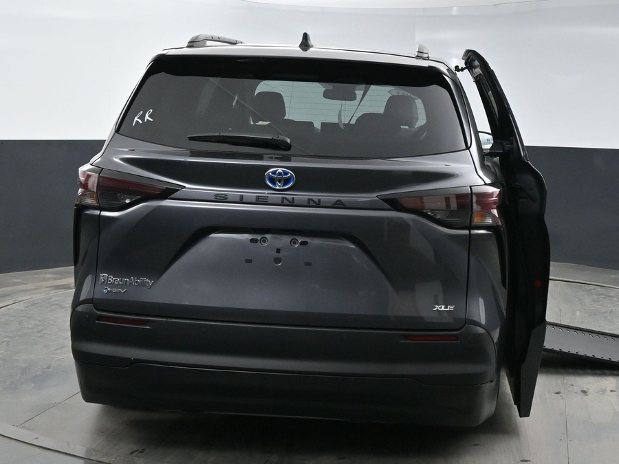 New 2025 Toyota Sienna Hybrid XLE Plus - BraunAbility Side Entry Entry In Floor Automatic Ramp