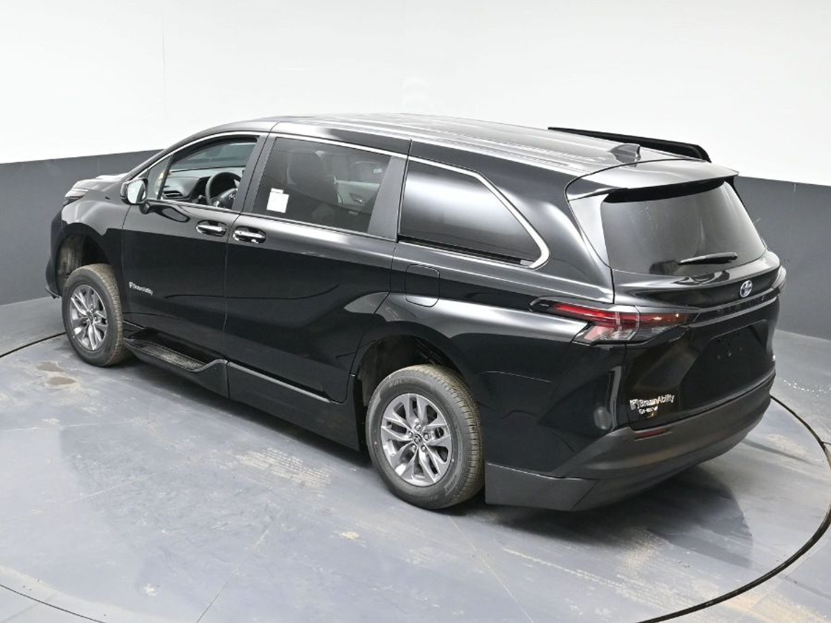 Black Toyota Sienna image number 24