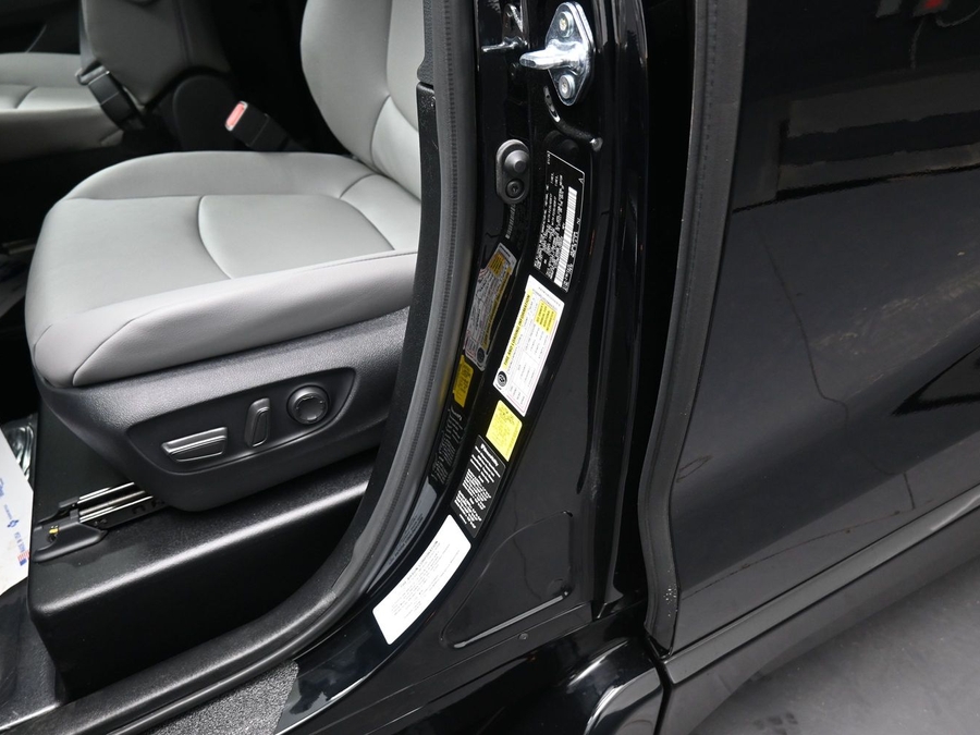 Black Toyota Sienna image number 13