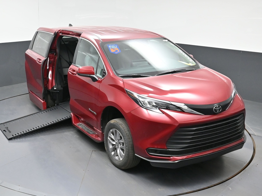 New 2026 Toyota Sienna Hybrid LE - BraunAbility Side Entry In Floor Automatic Ramp