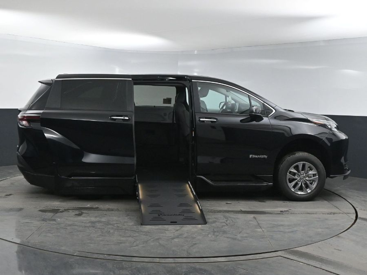 2025 TOYOTA SIENNA - Image 8