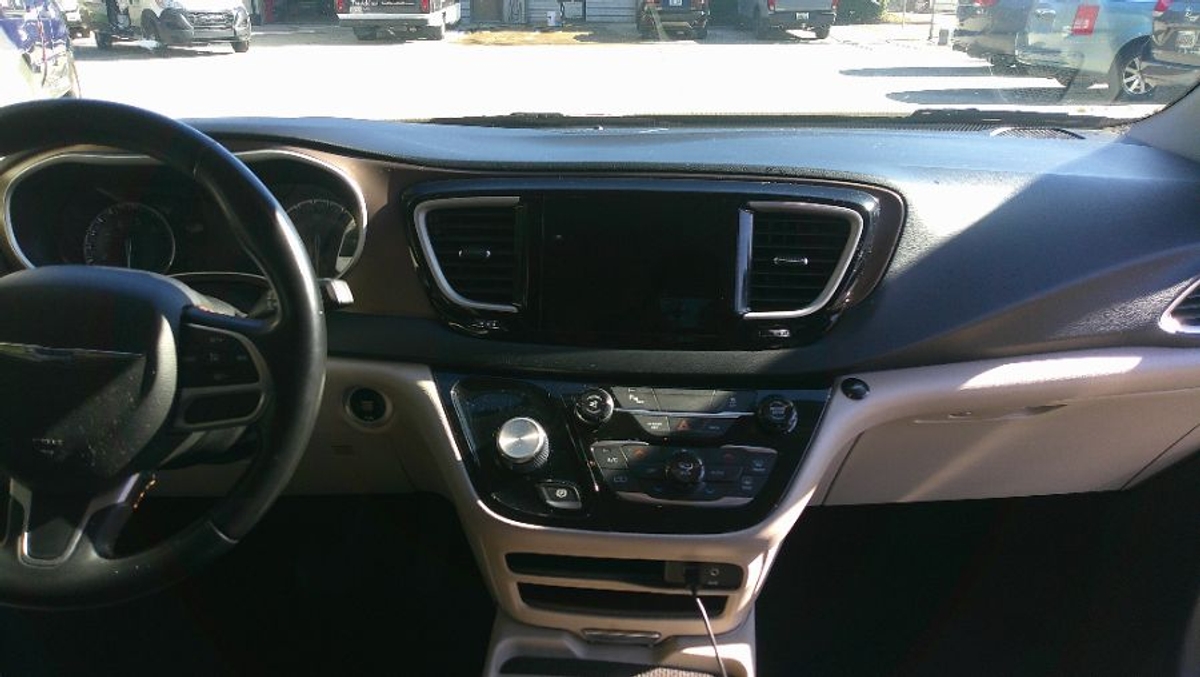 Grey Chrysler Pacifica image number 10