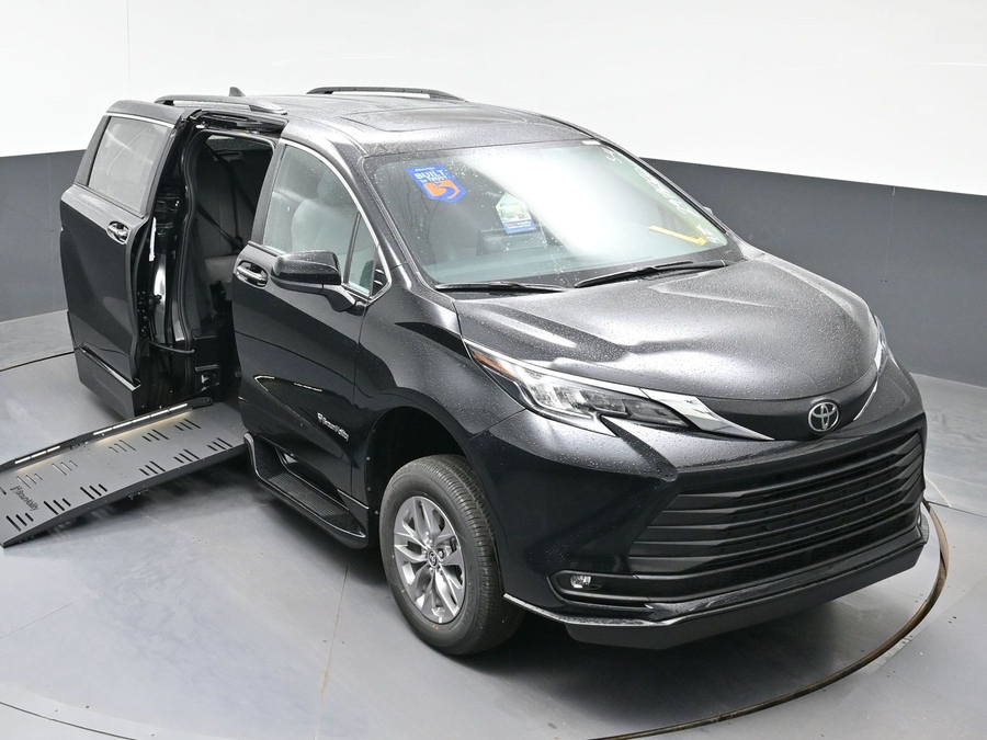 New 2026 Toyota Sienna Hybrid XLE Base - BraunAbility Side Entry Entry Fold Out Automatic Ramp