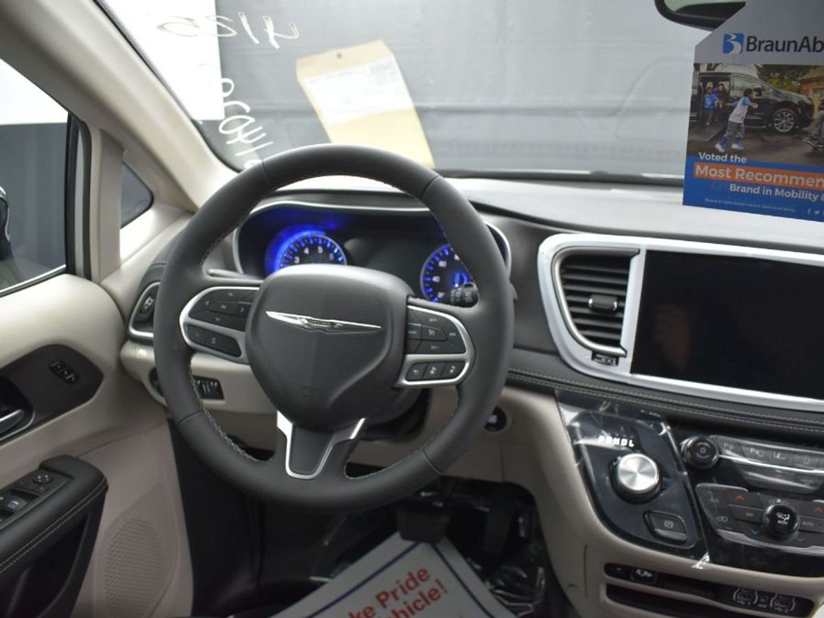 Silver Chrysler Pacifica image number 8