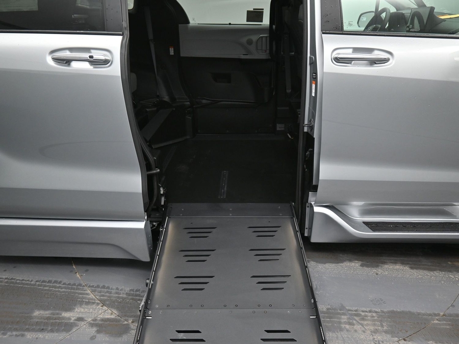 New 2025 Toyota Sienna Hybrid XLE PLUS - BraunAbility Side Entry Entry Fold Out Automatic Ramp