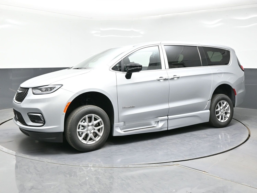 New 2026 Chrysler Pacifica Select Safety - BraunAbility Side Entry Entry In Floor Automatic Ramp