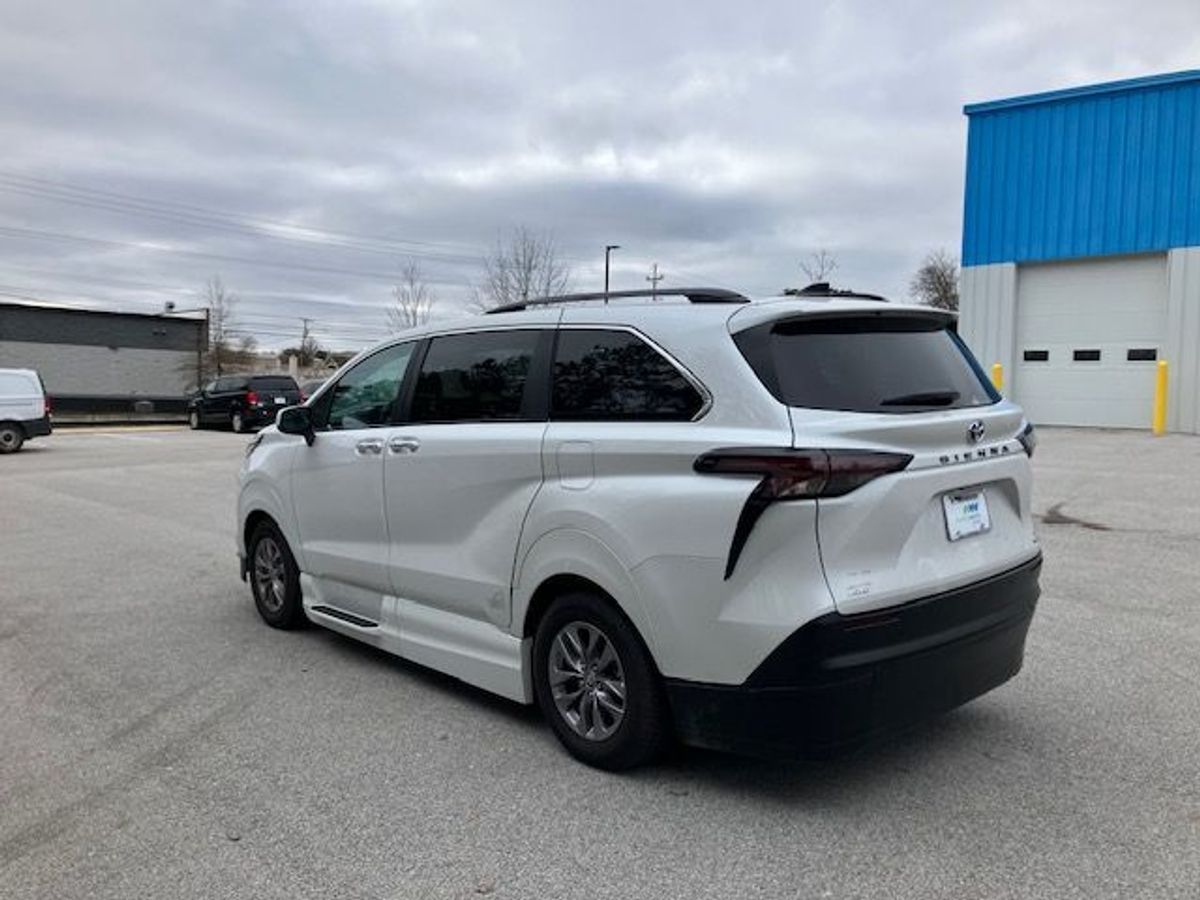 White Toyota Sienna image number 5