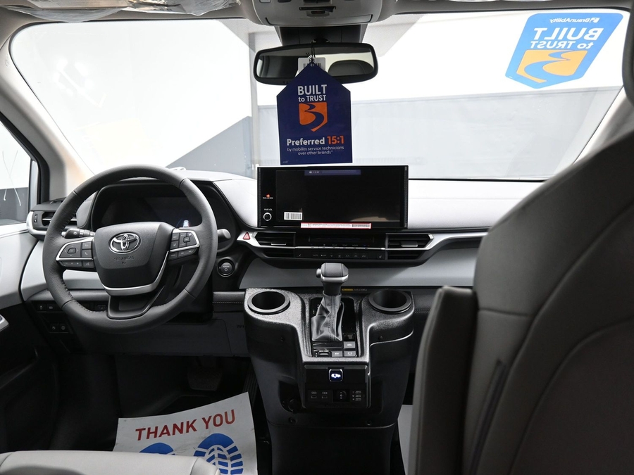 New 2025 Toyota Sienna Hybrid XLE Base - BraunAbility Side Entry Entry Fold Out Automatic Ramp